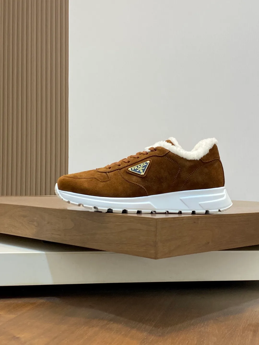 💰780 Prada/Prada Autumn and winter men's leather lace-up sneakers. Top-quality goods produced in Dongguan. Imported Nappa cowhide leather upper with raised layered design. Light and breathable, soft and comfortable. Genuine calfskin leather edging has a distinctive sporty style. The leather tongue is equipped with the classic PRADA letter red rubber label badge to fully display the brand style. The transparent air-cushion midsole is equipped with a lightweight tread rubber outsole. It is light and increased by about 4CM. The inner lining is Excellent foot feel. Comes with original packaging. 38-44 (customized at 45). Size: 39-40-41-42-43-44. Standard leather shoe size.